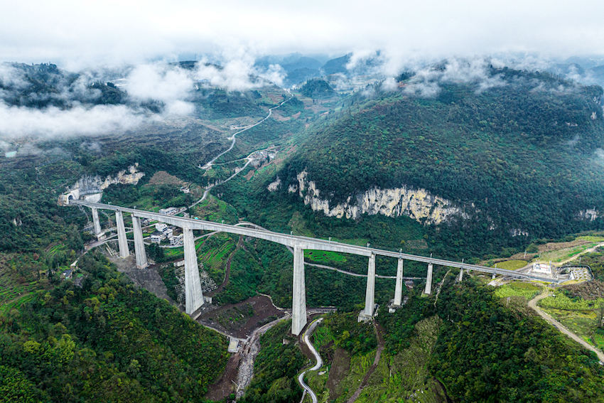 馮家寨特大橋。成都鐵路供圖